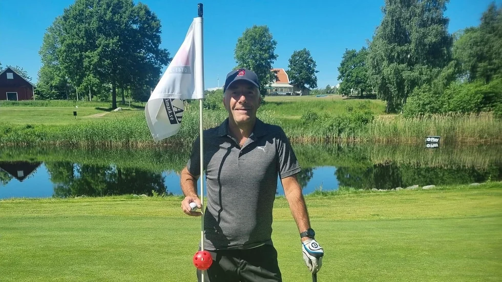 Mikael Andersson, med bakgrund i IFK Motalas bandylag, slog hole-in-one på Motala golfklubbs första hål på onsdagen.