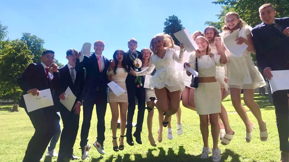 Klasskompisarna från 9c verkade nöjda med sina betyg och glada att få sommarlov. 