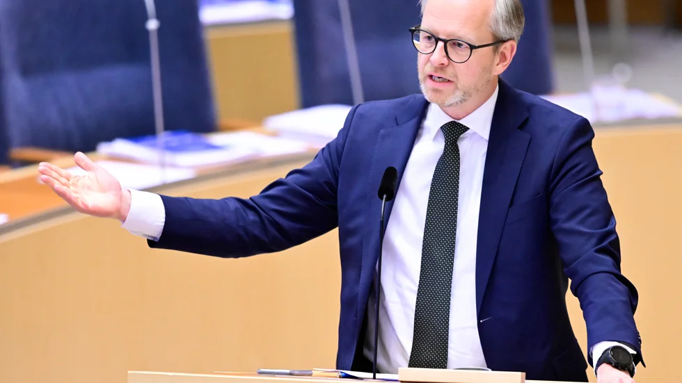 I eftermiddag röstar finansminister Mikael Damberg (S) och hans parti nej till sitt eget budgetförslag för att inom kort lägga fram en justerad vårändringsbudget.