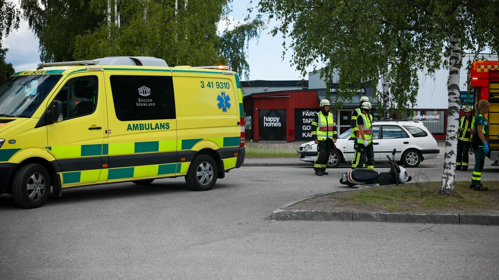En moped krockade med en bil i Nyköping under onsdagen och mopedisten fördes med ambulans till sjukhuset för kontroll.