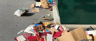 Massvis med böcker dumpade