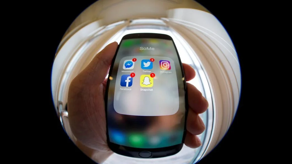 Det har blivit allt vanligare att tro på konspirationsteorier som sprids i våra filterbubblor på sociala medier och på "alternativa nyhetssajter". Tänk till innan du delar material som du inte känner igen. I längden skadas vår demokrati av den desinformation du omedvetet eller medvetet delar i dina flöden.