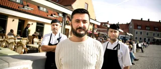 De skänkte hela sin dagskassa till flyktingarna