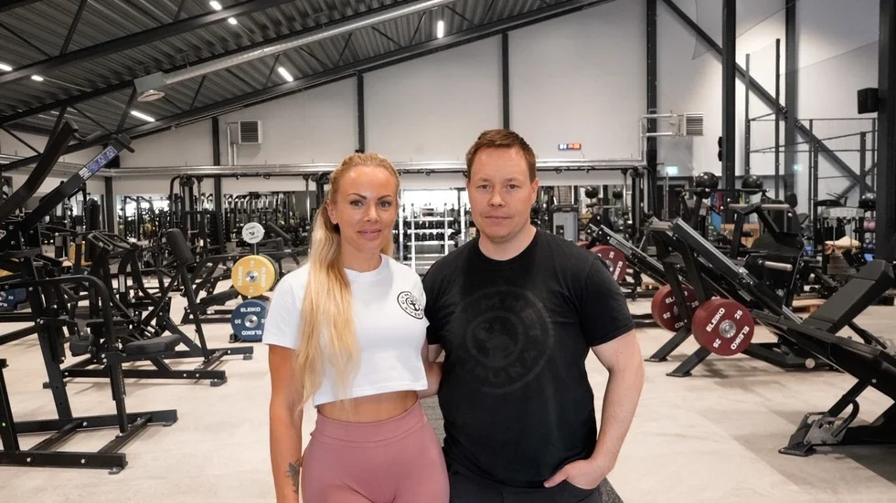 Anna Stålnacke och sambon Fredrik Gunnelbrand driver sina anläggningar tillsammans . På lördag invigs Gymmet i Södra Svartbyn som även har en padelhall.