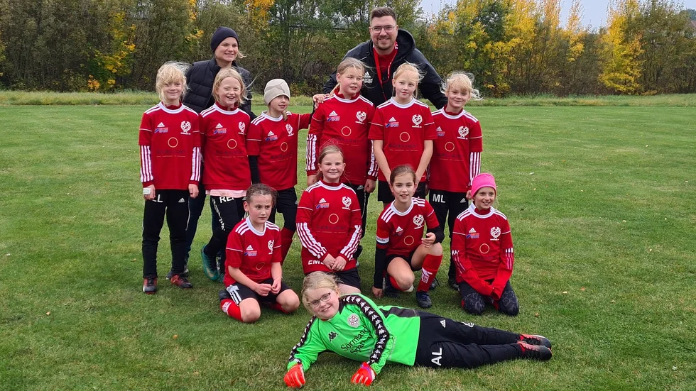 Runtuna IK har nu ett renodlat flicklag, men tjejerna har även tidigare spelat fotboll i föreningen men då i pojklag. "Majoriteten har alltid varit tjejer. Nu i år hade vi tillräckligt många för att skapa ett pojk- och flicklag i sjumannaserien" säger huvudtränaren Ida Fredhage. På bilden syns även Madeleine Månmyr men hon tränar inte längre laget.