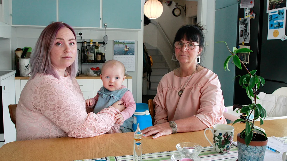Linn Forslund fick ta dottern Blanca, sonen Louie och sambon och flytta hem till mamma Louise Majunge. "Jag grät och sa att det här går inte längre. De är överallt", berättar Linn Forslund.