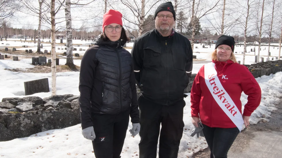 Emilia Hangasjärvi, kyrkogårdsarbetare och arbetsledare, Lage Nyberg, kyrkogårdsarbetare, samt Lotta Adolfsson, sektionsordförande Kommunal Luleå, vid kyrkogården i Gammelstad, där personalen strejkar just nu.