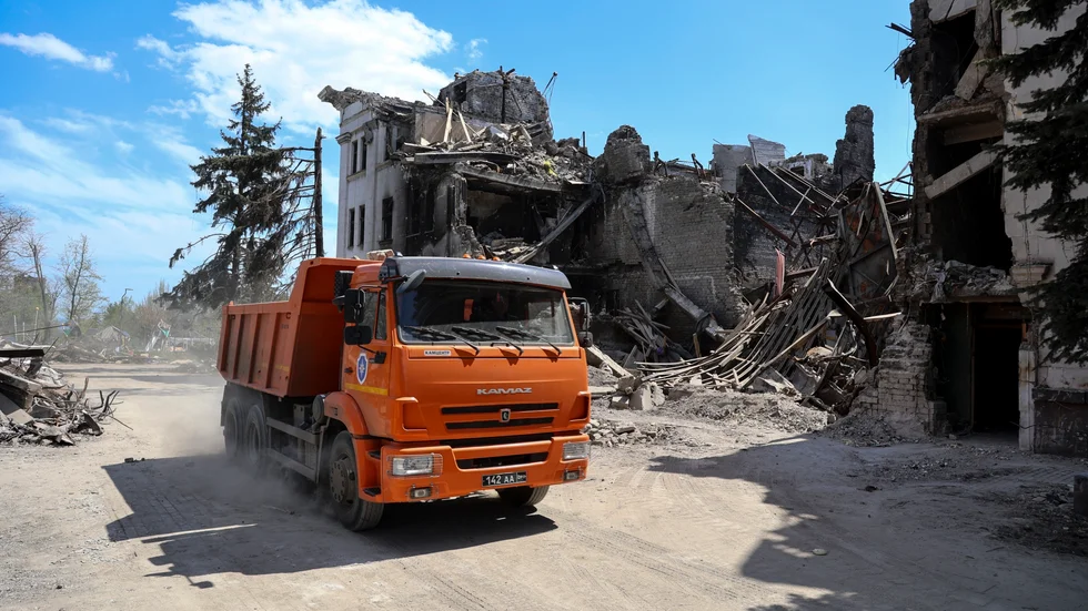 En teater i staden Mariupol ödelades i ett bombanfall den 16 mars.