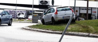 Bilist rammade stolpe i Mestarondellen – orsakade långa köer