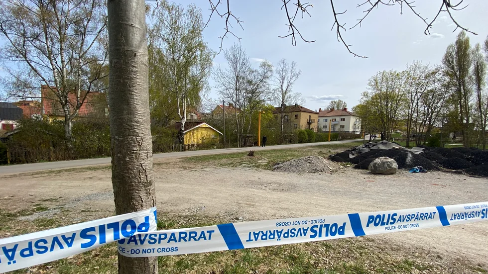 Enligt flera boende i området föregicks skjutningen av gap och skrik och att en man jagades längs den tidigare banvallen. 