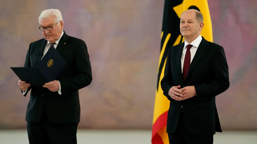 Tysklands president Frank-Walter Steinmeier (till vänster) och landets förbundskansler Olaf Scholz har bjudits in till ett besök i Ukraina. Arkivbild.