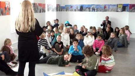 S:t Hansskolans elever på sin egen vernissage. foto: bengan zettergren