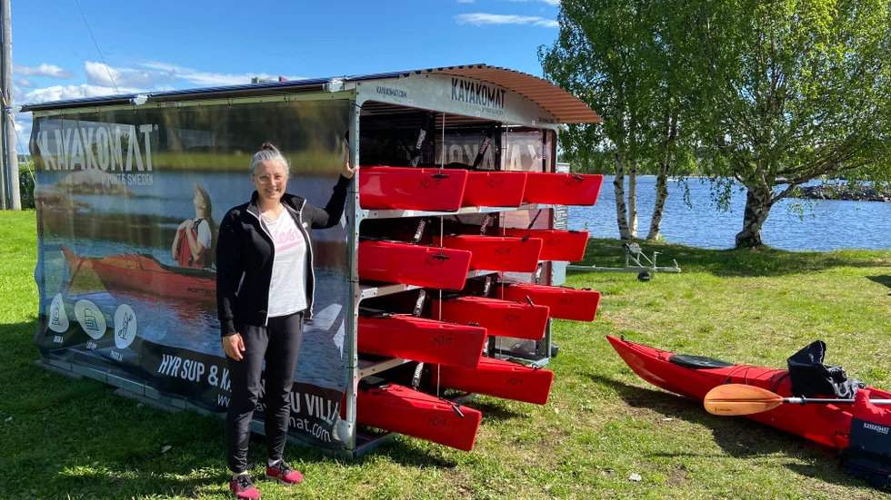 Christina Henriksen driver Kayakomaten i Norra hamn som öppnade förra veckan. "Vi har ju en jättefin skärgård här i Piteå och det känns roligt att bidra till att den blir mer lättillgänglig även för dem som inte själva äger en kajak."