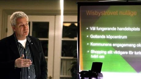 Kalle Löwenberg, kommunens näringslivschef, berättade om de kommunala aktiviteterna som satts igång med sikte på att få utmärkelsen Årets stadskärna år 2012. Foto: Bengan Zettergren