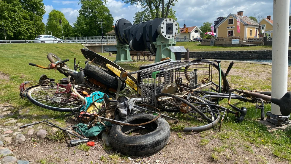Skräpet som togs upp från botten i hamnen ligger fortfarande kvar på marken.