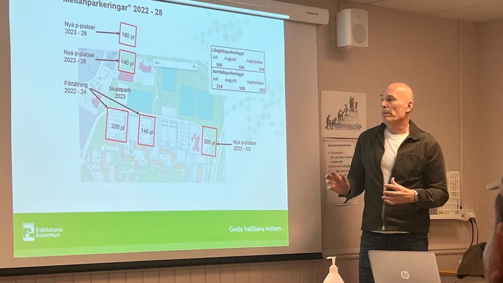 Projektledare för Årby norra, Harald Nordby, presenterar de tillfälliga parkeringsplatser som ska tillgodose behovet av de platser som försvinner under byggnationen.