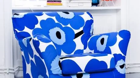 Ikeas Tomelillafåtölj i klassiskt Marimekkotyg från www.bemz.se. Foto: Bemz