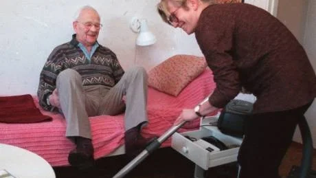 Hemtjänsten är ett av många yrken med tunga lyft och där få orkar jobba ens till 65 år. Hur får vi ett mänskligare arbetsliv.