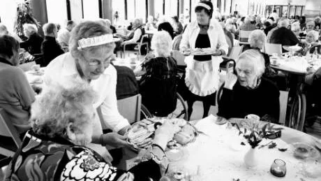 Sött. Iklädda gamla tiders hättor och förkläden serverades elva sorters söta kakor och två sorters bullar. Påse gick bra att ta med sig hem.FOTO: HENRIK RADHE