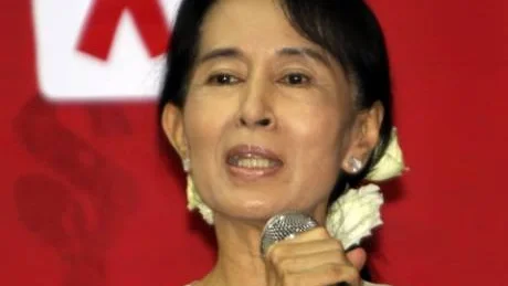 Aung San Suu Kyi i Burma är en folklig ledare, fängslad i tjugotalet år av en rädd och skärrad diktatur. Nu är hon släppt ur sin husarrest.