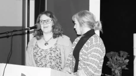 SSU:arna Antonia Broen och Embla Asklöf berättade vilken aktivitet SSU har på Gotland. Det uppskattades av öns Socialdemokrater.