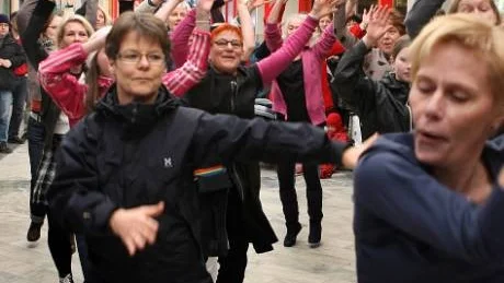 Flash mob. Plötsligt blev det lördagsdans i gallerian på Öster.Foto: TobIas Wallström