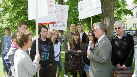 När de borgerliga i kommunen ville ta bort Bussiga kortet i Visby demonstrerade de unga från SSU, Grön ungdom och vänstern. De tog diskussionen med Sven Larsson (m) och Tommy Gardell (s) i tekniska nämnden. Hanna Westerén bemöter här ett inlägg från Christopher Stålhandske.