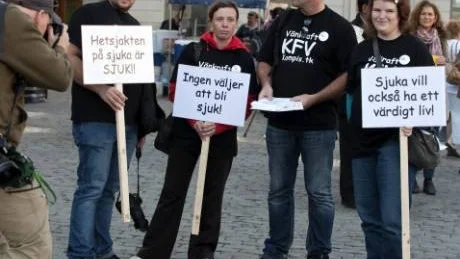 Statsvetaren Björn Johnson har kollat varför sjukskrivningarna ökade. Det var rehabiliteringen som förvann. De borgerligas stupstock löser inte problemet, menar han. Liksom demonstranterna på bilden.