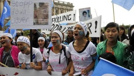 I torsdags demonstrerade 200 uigurer, tibetaner och mongoler i Stockholm mot våldsamheterna i den kinesiska provinsen Xinjiang. Hans Söderberg skriver här ovan om hur vi-känslan kan skapa nationalism och rasism. Våldet i Xinjiang är ytterligare ett bevis på att Kina inte respekterar mänskliga rättigheter och att landet måste öppna sig. Omvärlden kan inte fortsätta att acceptera att Kina våldför sig på den egna befolkningen.