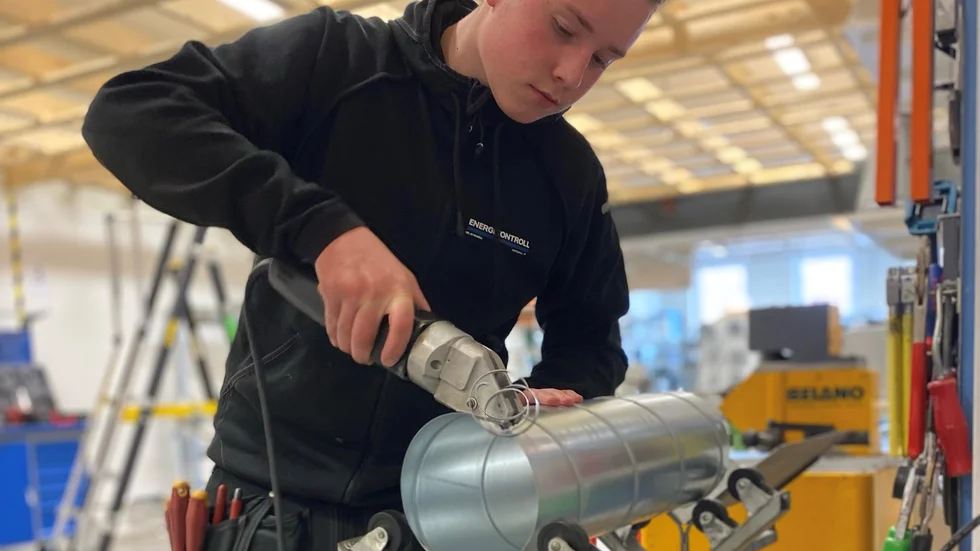 Pontus Forsström går i trean på lärlingsprogrammet på Nyströmska skolan i Söderköping. Snart tävlar han i SM för unga ventilationsmontörer.