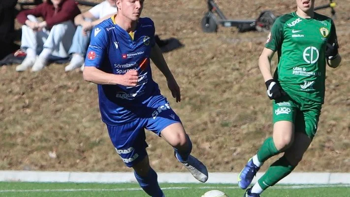 Theodor Skarp låg bakom båda målen i första halvlek när VFC överraskade Sleipner i skärtorsdagens division 2-möte.