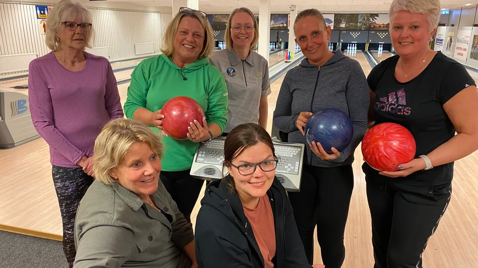 Bowlingsatsning. Svenska bowlingförbundet vill återstarta sin sport och ett av projekten är satsningen på damverksamhet i Motala. Här ses delar av nybörjargänget i träningspass under ledning av tränaren Christina Lindqvist. 
