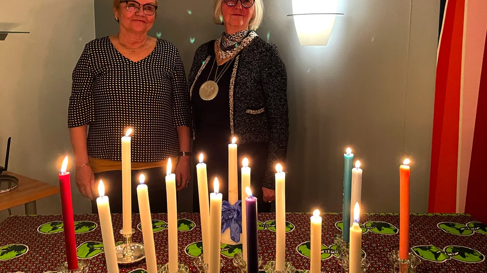 Ingrid och Monica tände ljus för alla medsystrar i världen.