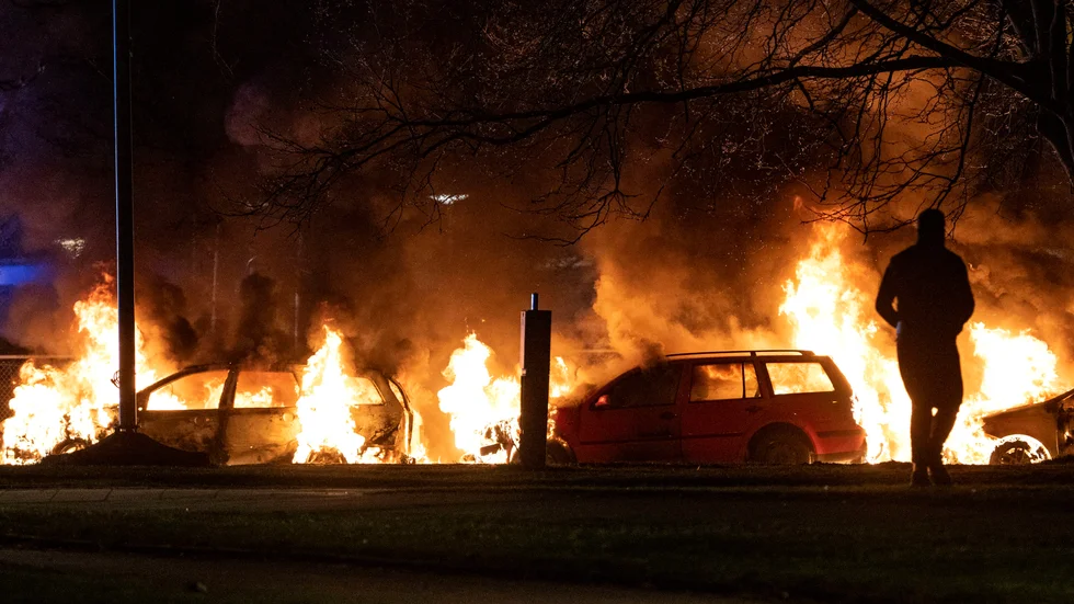 Var går gränsen, undrar insändarskribenten, som undrar varför många förvånas över kravallerna när polisen gett tillstånd till demonstrationer där man får framföra rasistiska provokationer.
