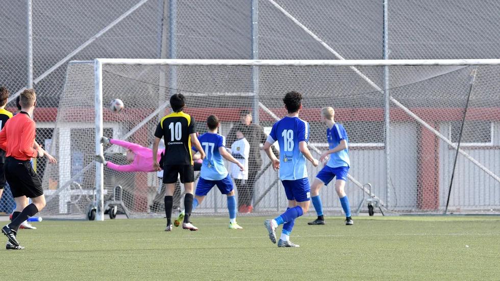 Amel Komina blev tvåmålsskytt under söndagens match för VFF.