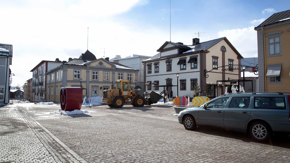 Signaturen "Bilisten" vill att biltrafik över Rådhustorget i Piteå ska vara tillåten. (Arkivbild)