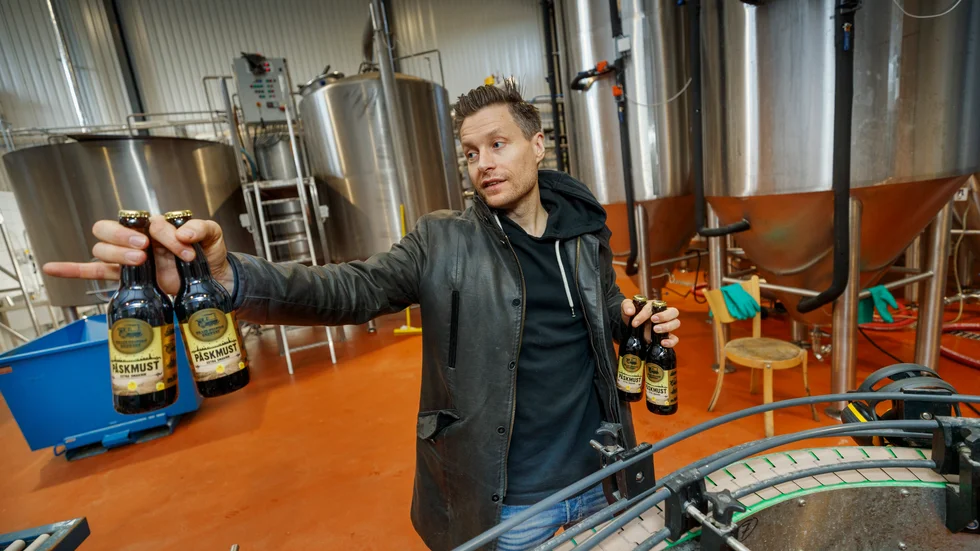 Train Station Brewerys delägare Simon Vikström berättar om buteljeringsprocessen. 