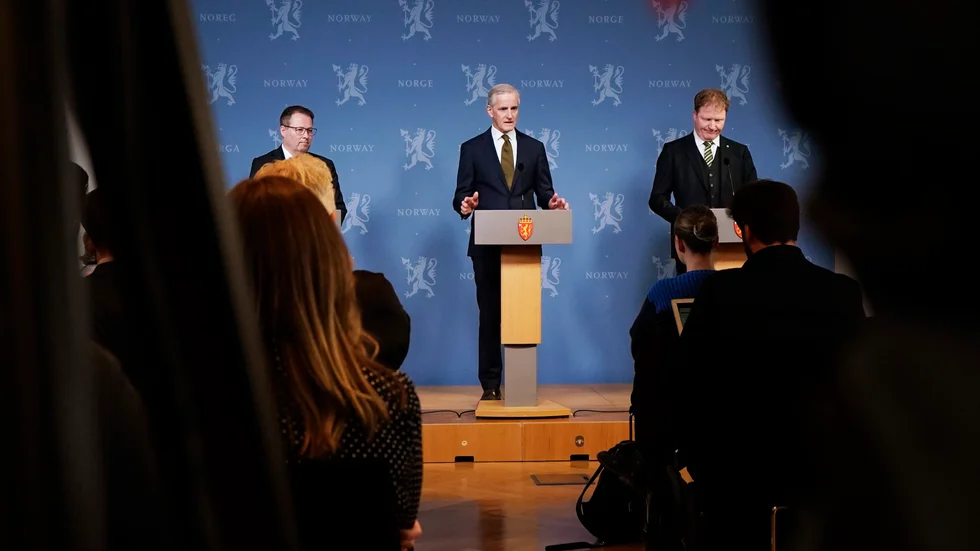 Statsminister Jonas Gahr Støre (Ap) under pressträffen i Oslo. han flankeras av nye försvarsministern Bjørn Arild Gram (Sp) och nye kommunalministern Sigbjørn Gjelsvik (Sp).