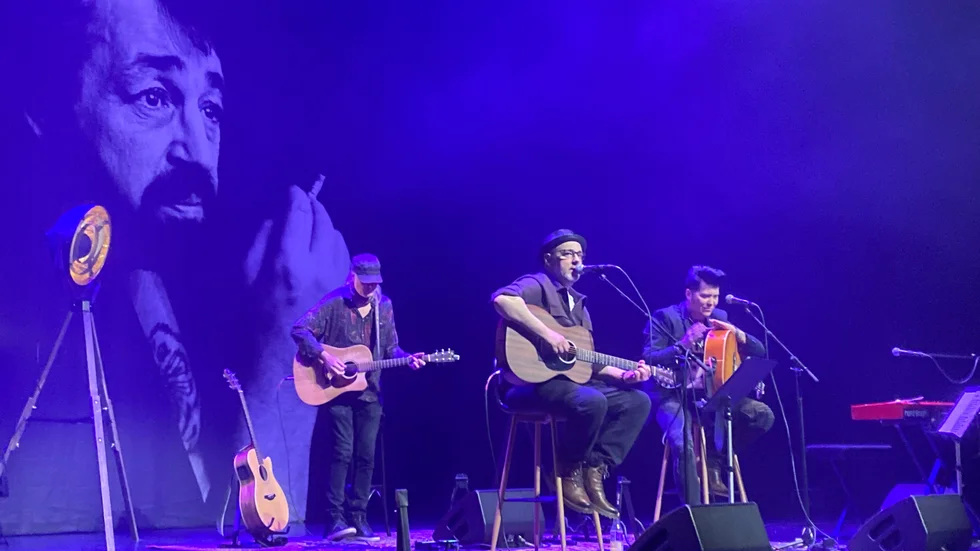 Jack Vreeswijk och Brolle tolkar Cornelis Vreeswijk i Kulturens hus. På gitarr Love Tholin.