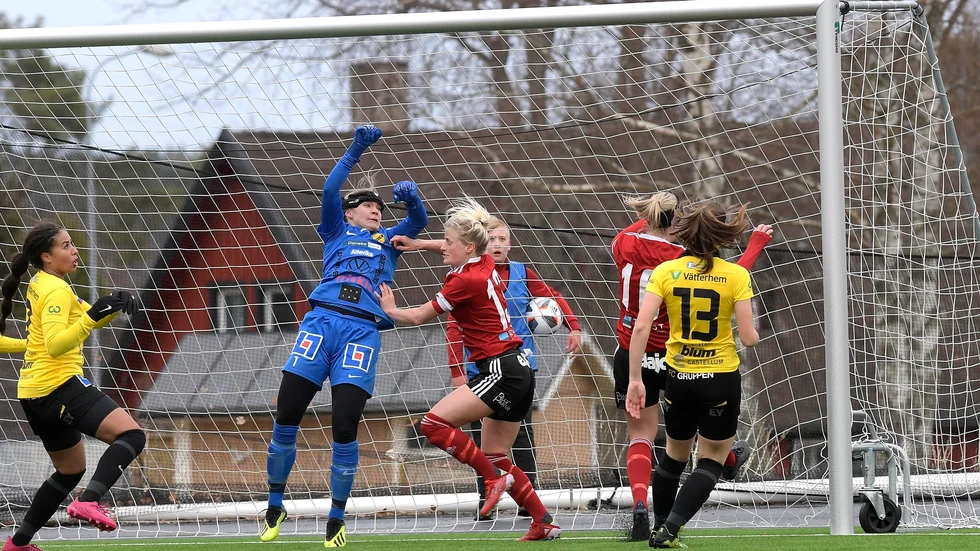 Tjust IF:s Alicia Strand och Ebba Kymmer-Ragnarsson tar sig an Göteborgs DFF på bortaplan på lördagen.