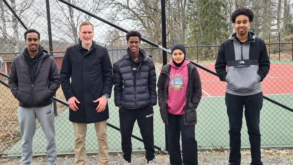 Idrott för alla i Flen är en förening som skapar olika sorters aktiviteter för barn och ungdomar. Här är fyra medlemmar i föreningen Yusuf Ali (längst till vänster), Albin Borg, ordförande i Idrott för alla, Ahmed Mawliid, Elham Aljasem och Abdirahman Ali Mohamed.