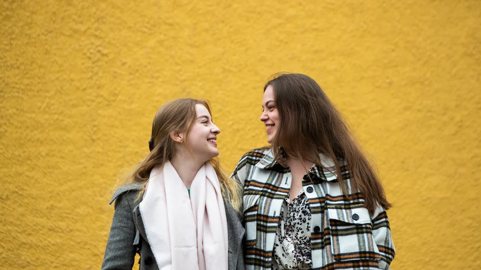 Musikalartisterna Johanne Rishaug Hellman och Martine Rishaug Hellman är två Motalasystrar som följs åt i det mesta. 