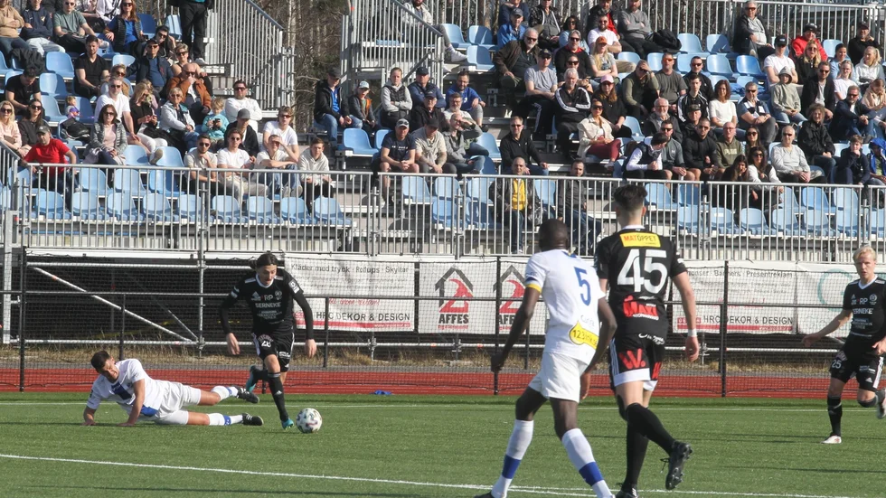 Motala AIF avancerar på Torvalla IP. Här Adam Bark. Maif hade en del spel inom laget, men blev sönderkontrat. Haninge var farligt på sina omställningar.