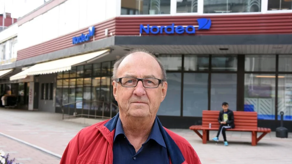 Sämre service. "Det är ändå bankerna som har våra pengar, men vi får inte ta ut dem i kontakter. Kontanter är ju ändå ett lagligt betalningsmedel. Du kan inte ens sätta in pengar," säger Arne Pettersson (S), ordförande i överförmyndarnämnden tillika ordförande i PRO Boden