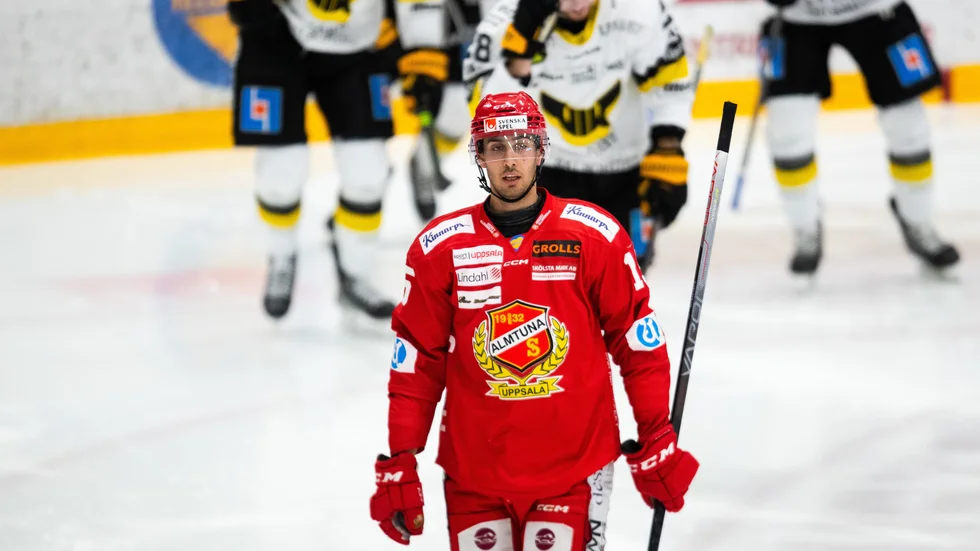Marcus Karlström, här i en match mot Västerås, har valt att förlänga sitt konktrakt med Almtuna över nästa säsong.