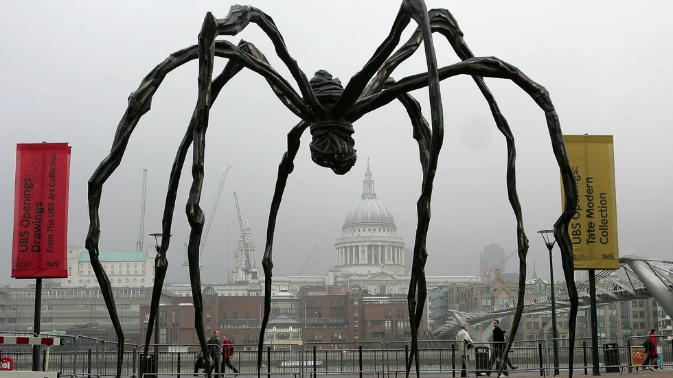 En av Louise Bourgeois kända verk, en över nio meter hög spindel, utanför Tate Modern i London 2007. Arkivbild.