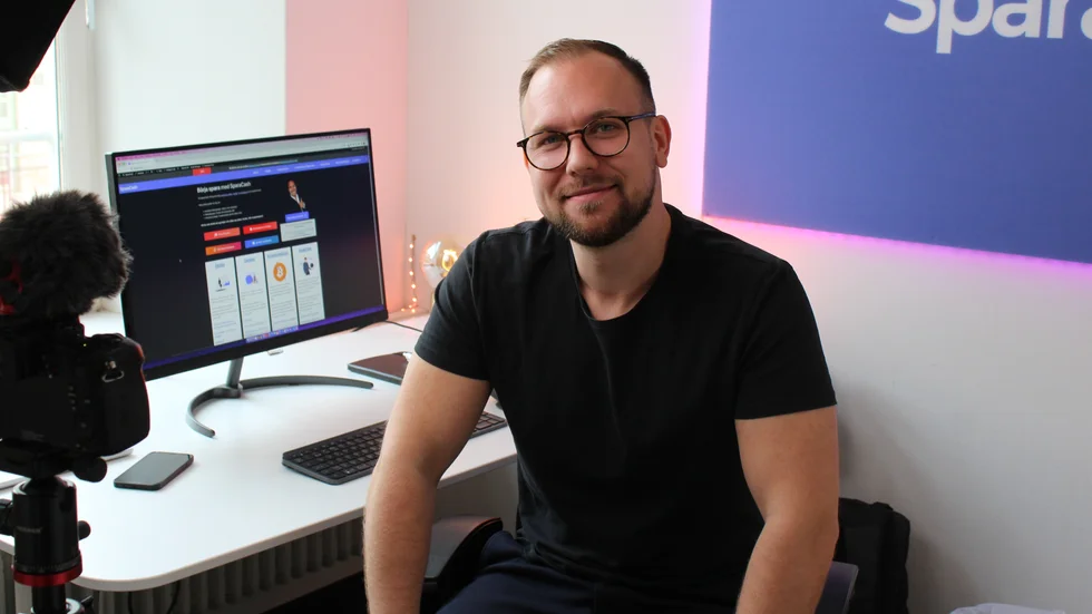 Marcus Lindblad är mannen bakom företaget SparaCash som hjälper nybörjare att investera i aktier.