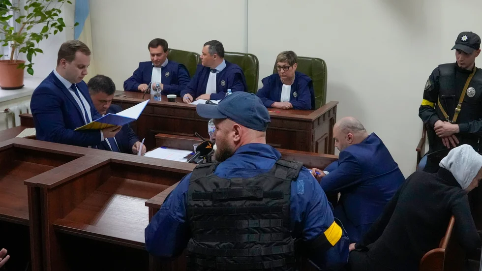 Bild från rättegångssalen i Kiev. Den åtalade ryske soldaten är ur bild.