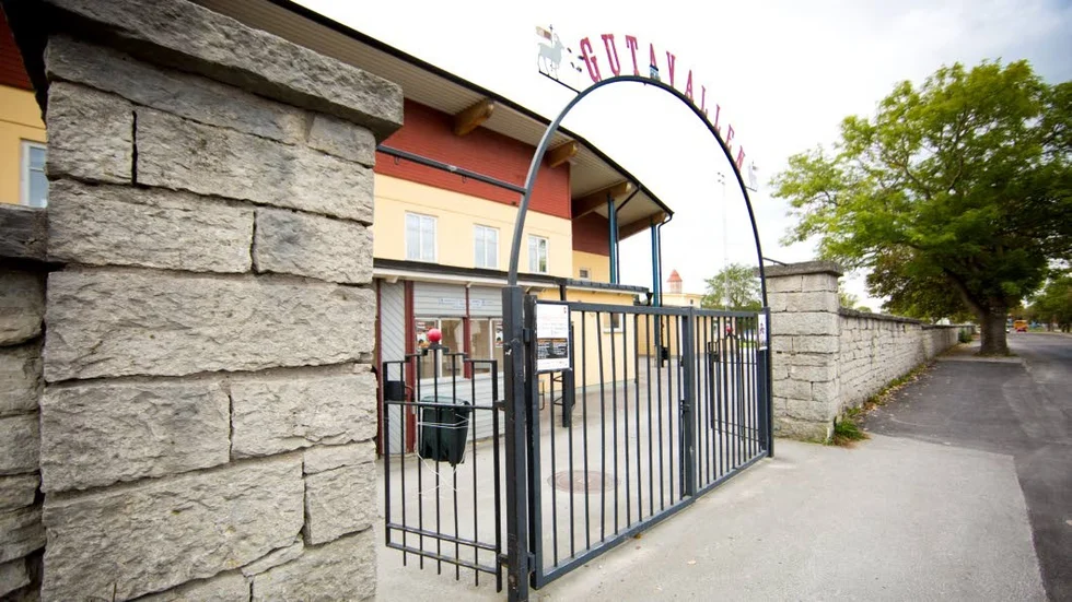 I omklädningsrummet på Gutavallen fasthölls en person som försökte stjäla plånböcker.