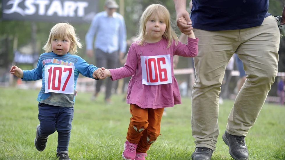 Syskonen Benjamin och Isabell Bussler premiärsprang i Stigtomtaloppet. Isabell berättade att hon tränat och skulle vilja springa ett till lopp.